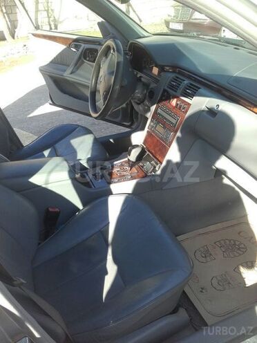 Mercedes E 320 2001, 245,000 km - 3.2 l - Xudat