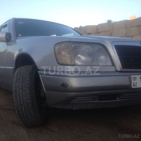 Mercedes E 280 1993, 372,528 km - 2.8 l - Bakı