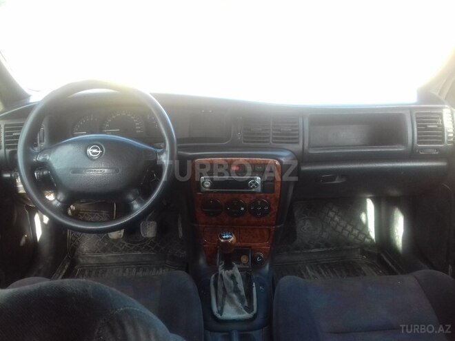 Opel Vectra 1998, 284,800 km - 1.6 l - Quba