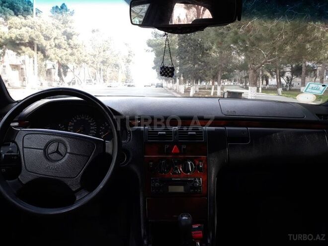 Mercedes E 240 1998, 289,000 km - 2.4 l - Sumqayıt