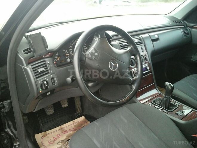 Mercedes E 220 2001, 342,000 km - 2.2 л - Qəbələ