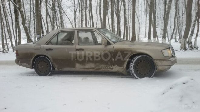Mercedes E 230 1987, 297,000 km - 2.3 l - Quba