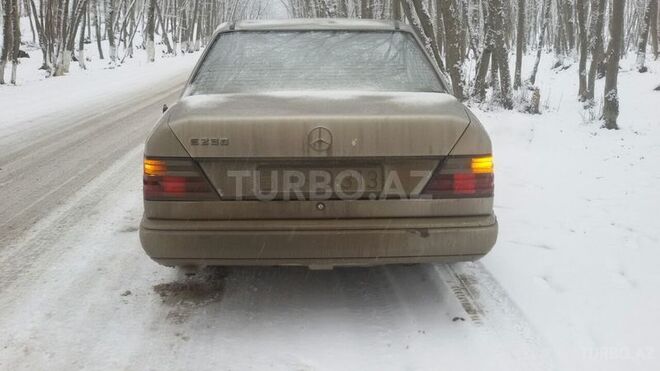 Mercedes E 230 1987, 297,000 km - 2.3 l - Quba