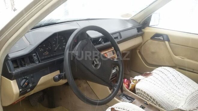 Mercedes E 230 1987, 297,000 km - 2.3 l - Quba