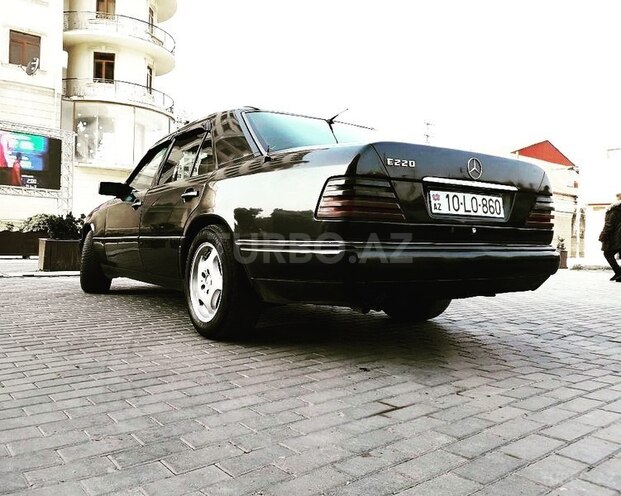 Mercedes E 220 1995, 139,000 km - 2.2 l - Bakı