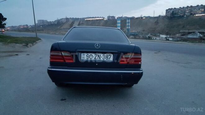 Mercedes E 240 2000, 270,000 km - 2.4 л - Bakı