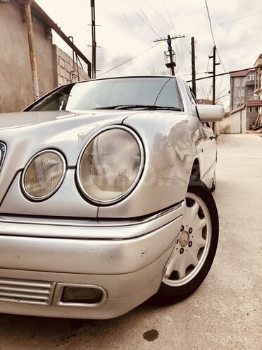 Mercedes E 240 1999, 280,000 km - 2.4 л - Bakı