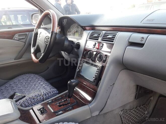 Mercedes E 220 2000, 271,500 km - 2.2 l - Bakı