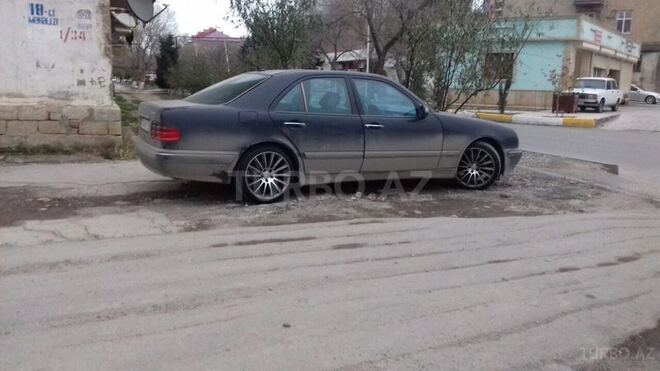 Mercedes E 240 2000, 305,000 km - 2.6 л - Bakı