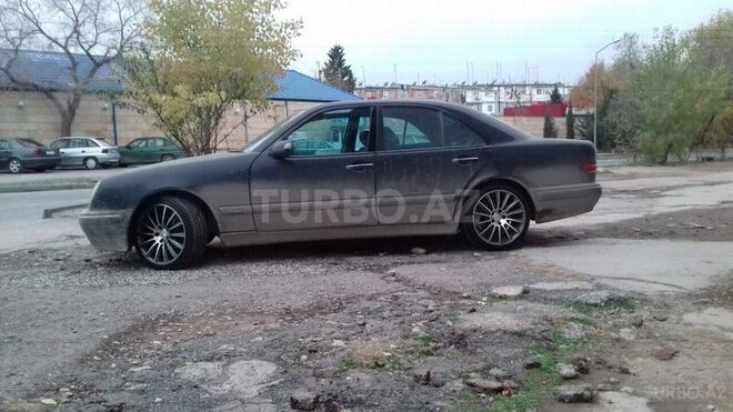 Mercedes E 240 2000, 305,000 km - 2.6 л - Bakı