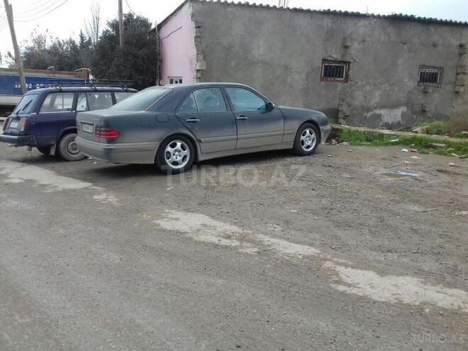 Mercedes E 240 2000, 305,000 km - 2.6 л - Bakı