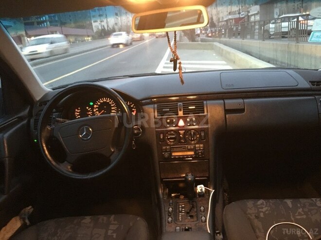 Mercedes E 240 1999, 235,000 km - 2.4 l - Bakı