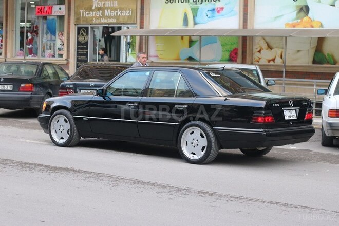 Mercedes E 320 1995, 321,000 km - 3.2 l - Bakı