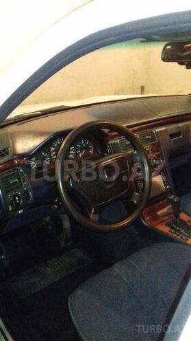 Mercedes E 220 1997, 300,000 km - 2.2 l - Bakı
