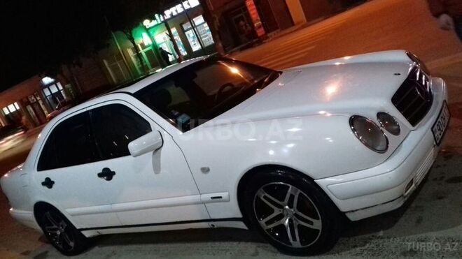 Mercedes E 220 1997, 300,000 km - 2.2 l - Bakı