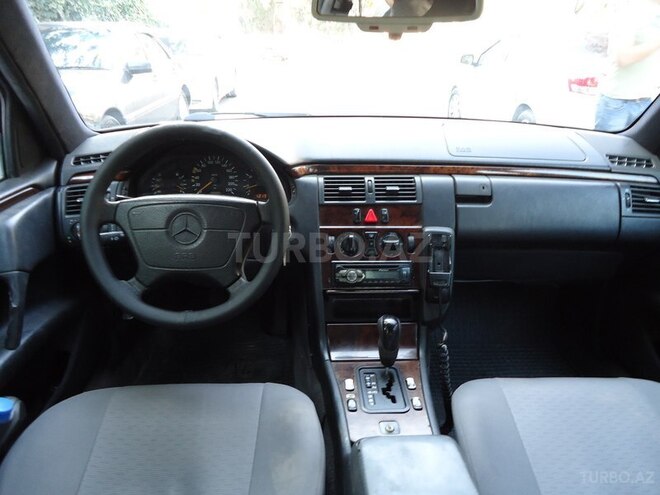 Mercedes E 220 1996, 224,677 km - 2.2 л - Bakı