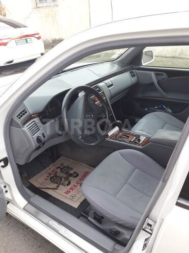 Mercedes E 280 1999, 240,000 km - 2.8 l - Bakı