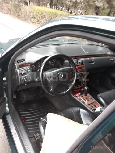Mercedes E 220 2001, 300,000 km - 2.2 l - Sumqayıt