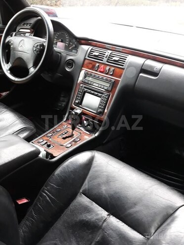 Mercedes E 220 2001, 300,000 km - 2.2 l - Sumqayıt