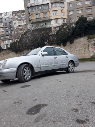Mercedes E 220 1997, 320,000 km - 2.2 л - Bakı