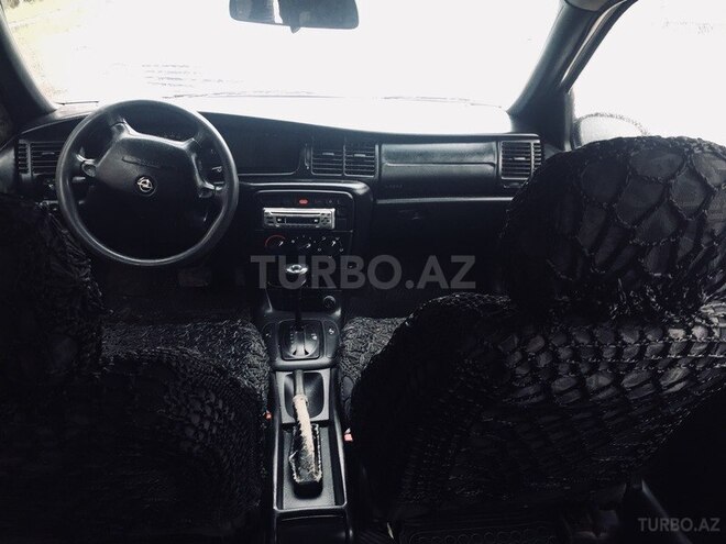 Opel Vectra 1996, 235,000 km - 1.6 l - Qazax