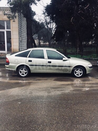Opel Vectra 1996, 235,000 km - 1.6 l - Qazax