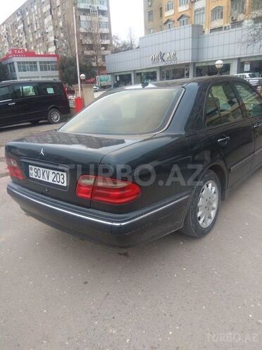 Mercedes E 220 2001, 330,000 km - 2.2 l - Bakı