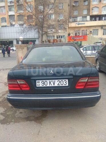 Mercedes E 220 2001, 330,000 km - 2.2 l - Bakı