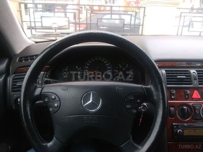 Mercedes E 220 2001, 330,000 km - 2.2 l - Bakı