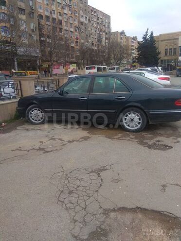 Mercedes E 220 2001, 330,000 km - 2.2 l - Bakı