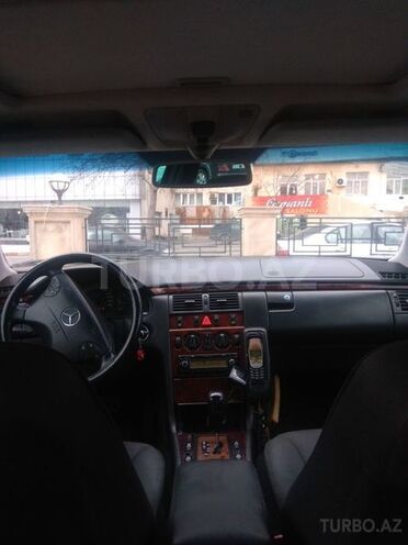 Mercedes E 220 2001, 330,000 km - 2.2 l - Bakı