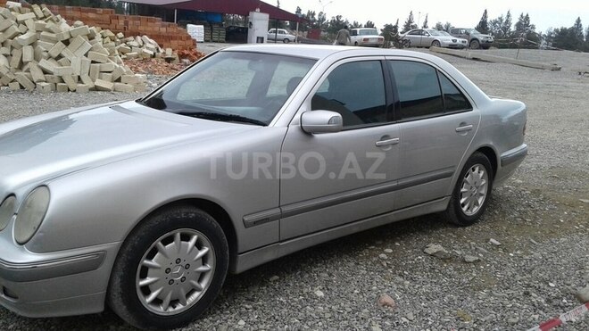 Mercedes E 260 2000, 412,000 km - 0.3 l - Naftalan