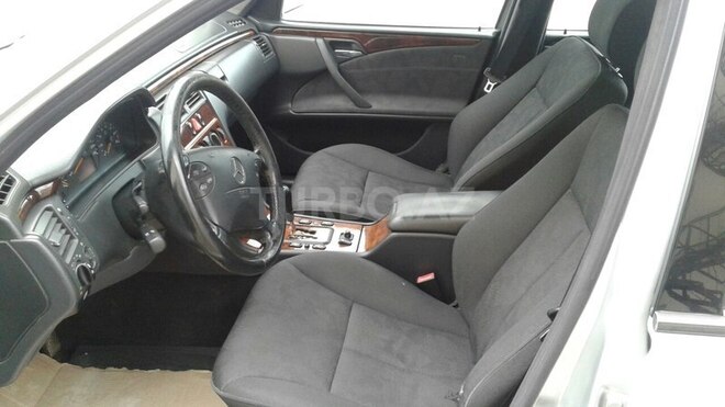 Mercedes E 260 2000, 412,000 km - 0.3 l - Naftalan