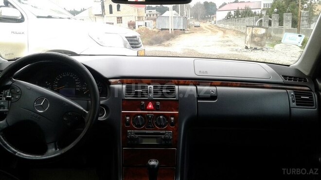 Mercedes E 260 2000, 412,000 km - 0.3 l - Naftalan