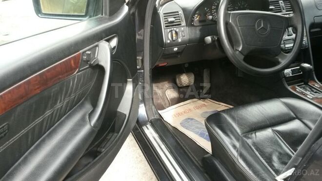 Mercedes C 240 1999, 125,000 km - 2.4 л - Qax