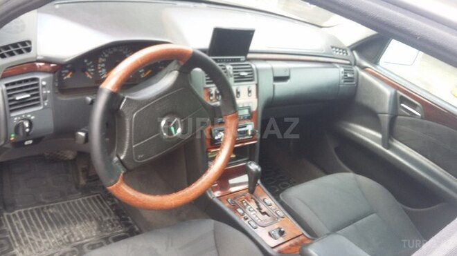 Mercedes E 280 1999, 295,677 km - 2.8 l - Bakı