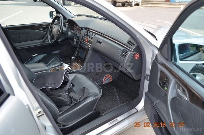 Mercedes E 320 2001, 167,800 km - 3.2 l - Bakı