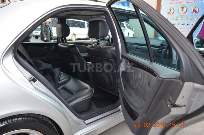 Mercedes E 320 2001, 167,800 km - 3.2 l - Bakı