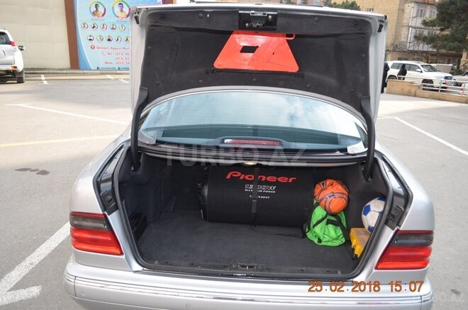 Mercedes E 320 2001, 167,800 km - 3.2 l - Bakı