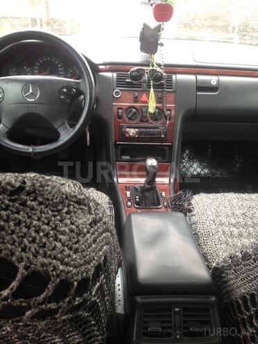 Mercedes E 200 1999, 380,000 km - 0.2 л - Zaqatala