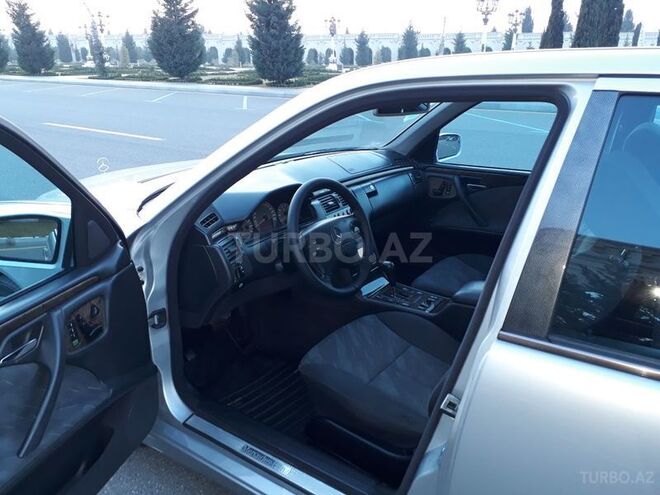 Mercedes E 280 2000, 226,000 km - 2.8 l - Gəncə