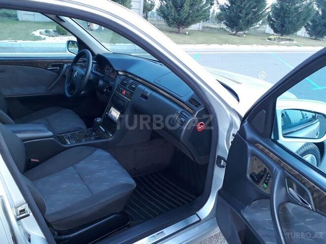Mercedes E 280 2000, 226,000 km - 2.8 l - Gəncə