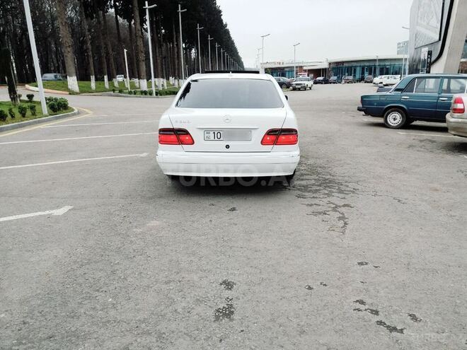Mercedes E 240 2001, 198,000 km - 2.4 l - Bakı