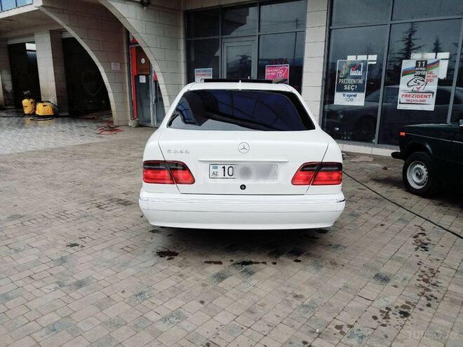 Mercedes E 240 2001, 198,000 km - 2.4 l - Bakı