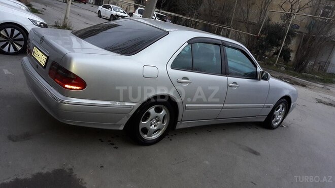 Mercedes E 220 2001, 290,000 km - 2.2 l - Bakı
