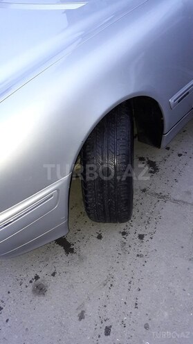 Mercedes E 220 2001, 290,000 km - 2.2 l - Bakı