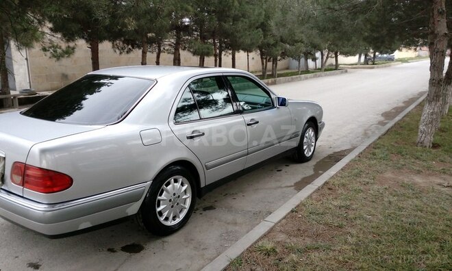 Mercedes E 240 1999, 251,000 km - 2.4 l - Sumqayıt