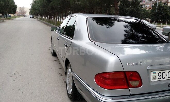 Mercedes E 240 1999, 251,000 km - 2.4 l - Sumqayıt