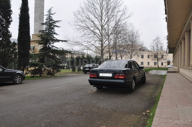 Mercedes E 240 1998, 365,719 km - 2.4 l - Gəncə