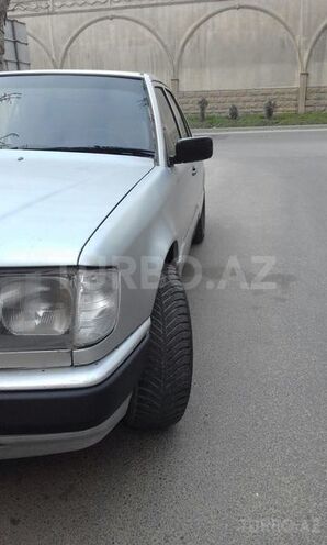 Mercedes E 230 1985, 300,000 km - 2.3 л - Bakı
